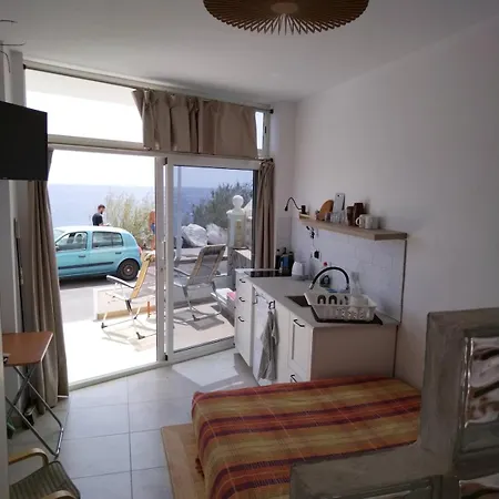Mini House In Front Of The Sea Apartment